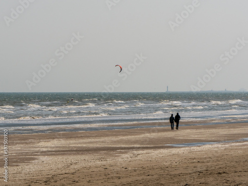 Promenade venteuse en bord de mer