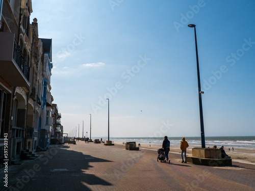 Promenade en bord de mer d'une station balnéaire art nouveau