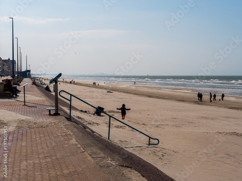 Bord de mer d'une station balnéaire en basse saison