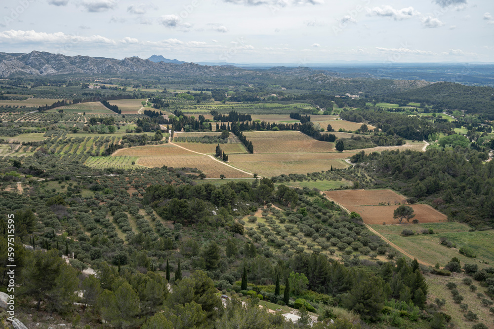 Obraz premium Baux-De-Provence, France - 04 21 2023: Panoramic view from the rocky limestone spur of the Les Baux plateau in Provence