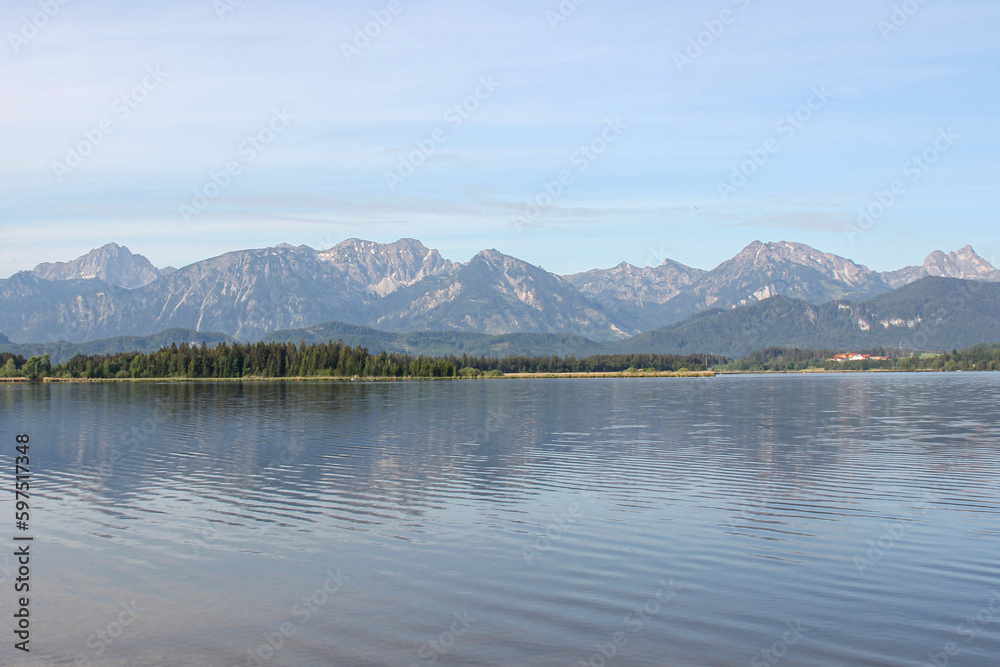 Ruhiger See mit Bergen im Hintergrund