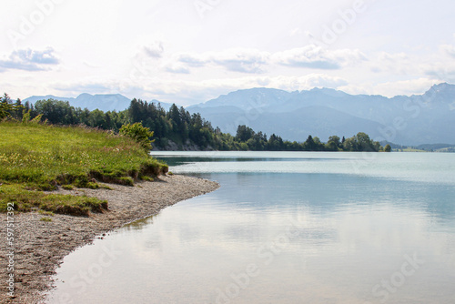 Ruhiger See mit Bergen im Hintergrund