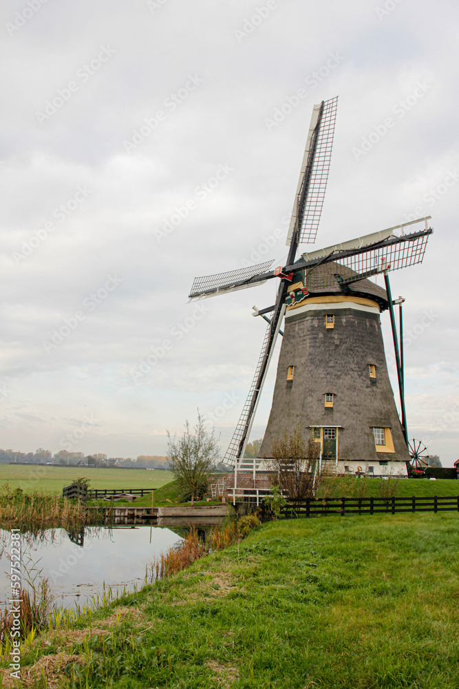 Holländische Landschaft mit Windmühlen