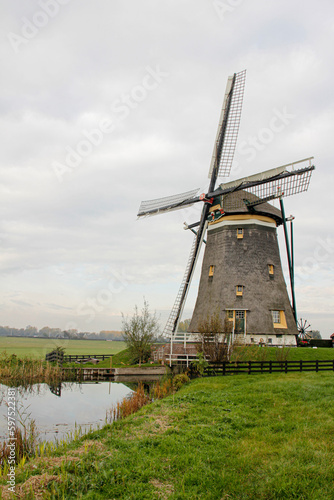 Holländische Landschaft mit Windmühlen