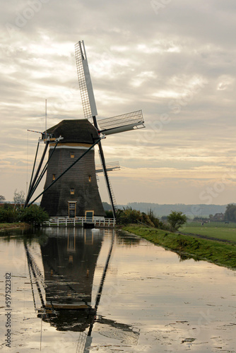Holländische Landschaft mit Windmühlen