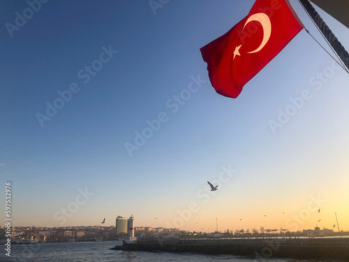 bandiera dell Turchia sventola vicino a un porto photo