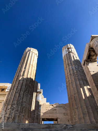 Rovine dell'acropoli di Atene in una bella giornata con il cielo blu