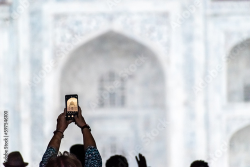 Canvas Print Tourists taking pictures with their mobile phones of the Taj Mahal