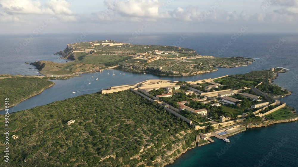 survol du chenal d'entrée à port mahon sur l'ile de Minorque aux Baléares, Espagne survol du chenal d'entrée à port mahon sur l'ile de Minorque aux Baléares, Espagne