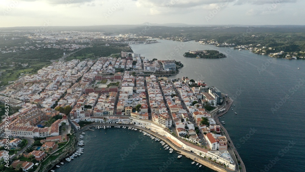 survol du chenal d'entrée à port mahon sur l'ile de Minorque aux Baléares, Espagne