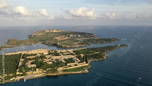 survol du chenal d'entrée à port mahon sur l'ile de Minorque aux Baléares, Espagne photo