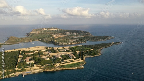survol du chenal d'entrée à port mahon sur l'ile de Minorque aux Baléares, Espagne