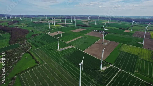 Windpark bei Sonnenschein