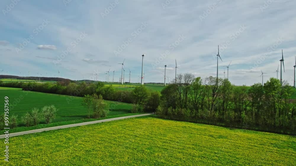 Rapsfelder mit Windrädern