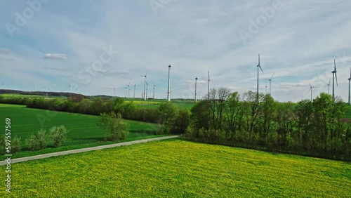 Rapsfelder mit Windrädern