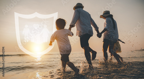 Fotografía insurance, life, life assurance, investment, savings, family, parent, children, beach, sea