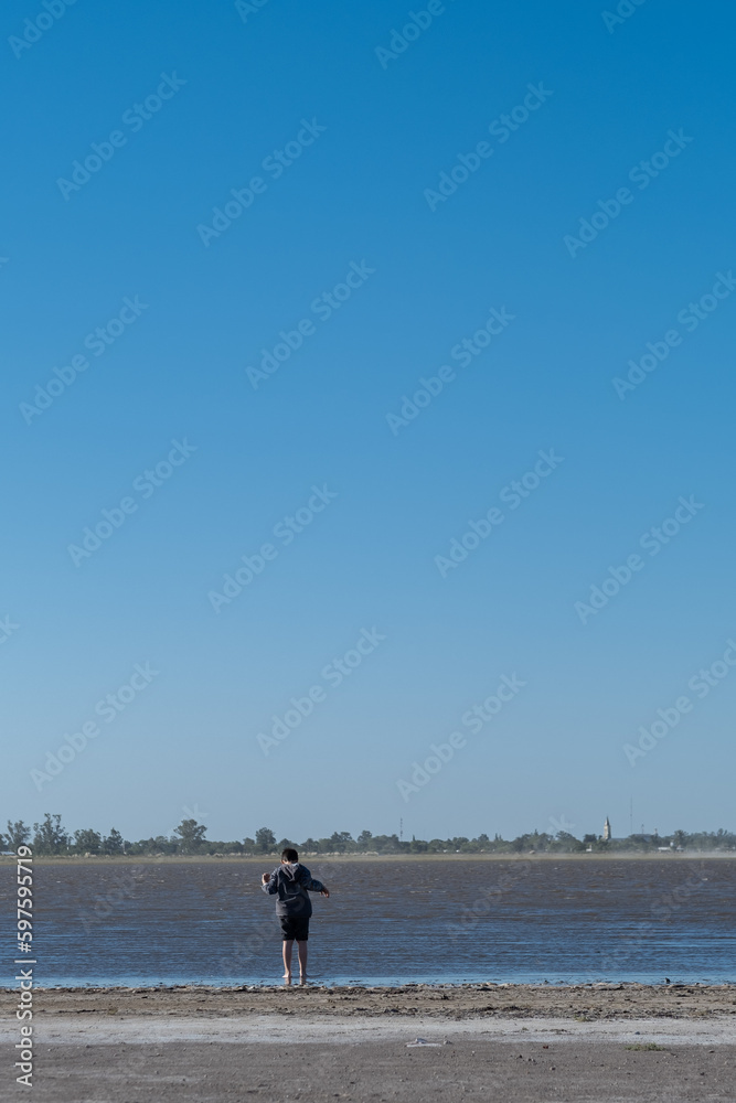 Niño divirtiéndose en la playa Niño divirtiéndose en la playa
