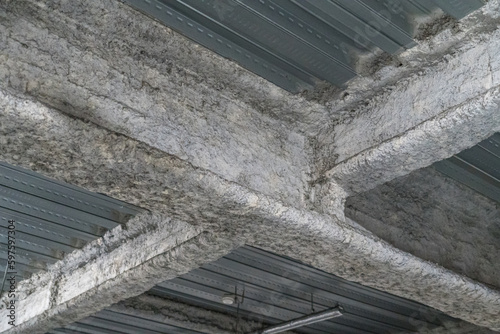 建物の鉄骨を覆うアスベスト