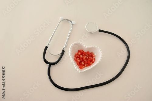 estetoscópio medico, instrumento medicinal com coração vermelho de romã