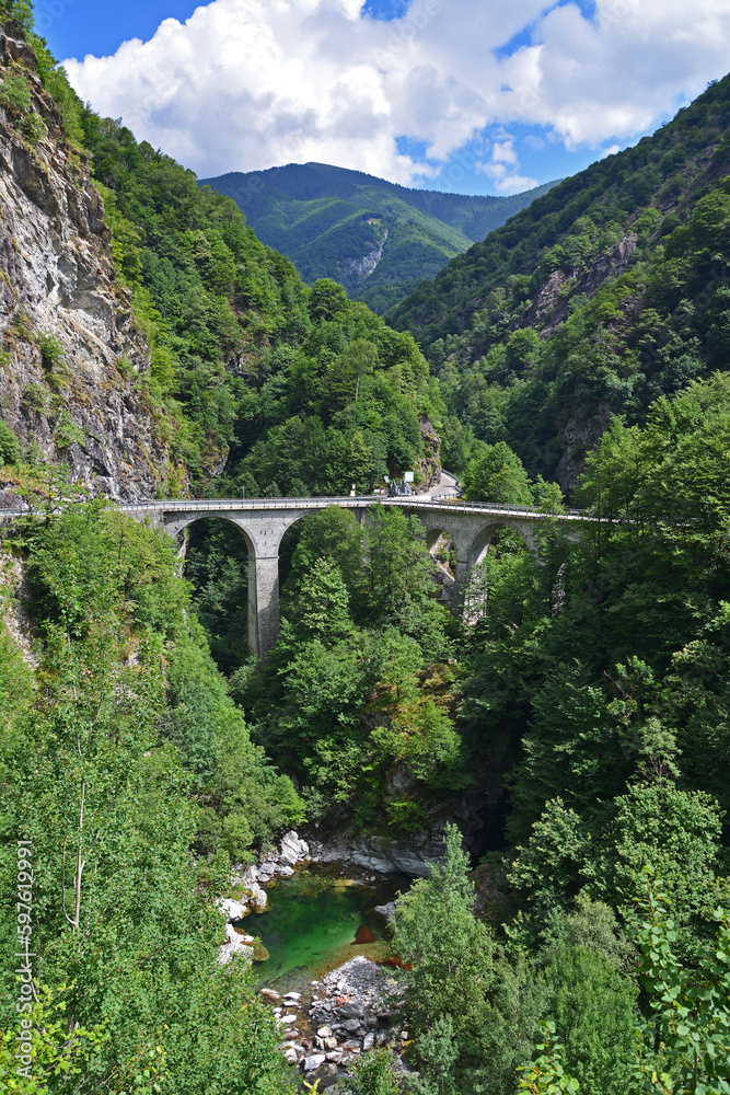 Ponte Oscurobei Crana im Valle Onsernone. Kanton Tessin, Schweiz Ponte Oscurobei Crana im Valle Onsernone. Kanton Tessin, Schweiz