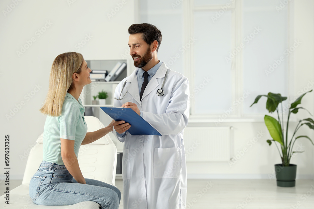 Obraz premium Patient having appointment with doctor in clinic