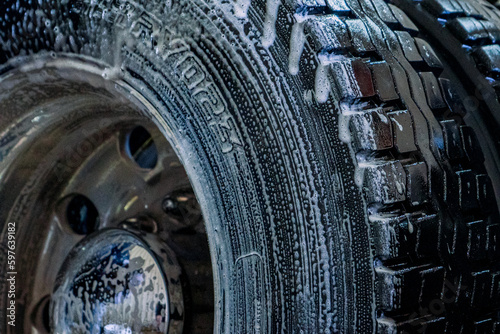 Obraz na płótnie A bustling truck maintenance shop, providing comprehensive truck wash services and expert repair solutions for both trucks and trailers. w salonie