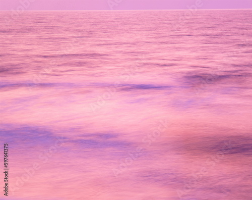夕焼けに染まる海が美しい夕暮れの波模様 © 写真小僧