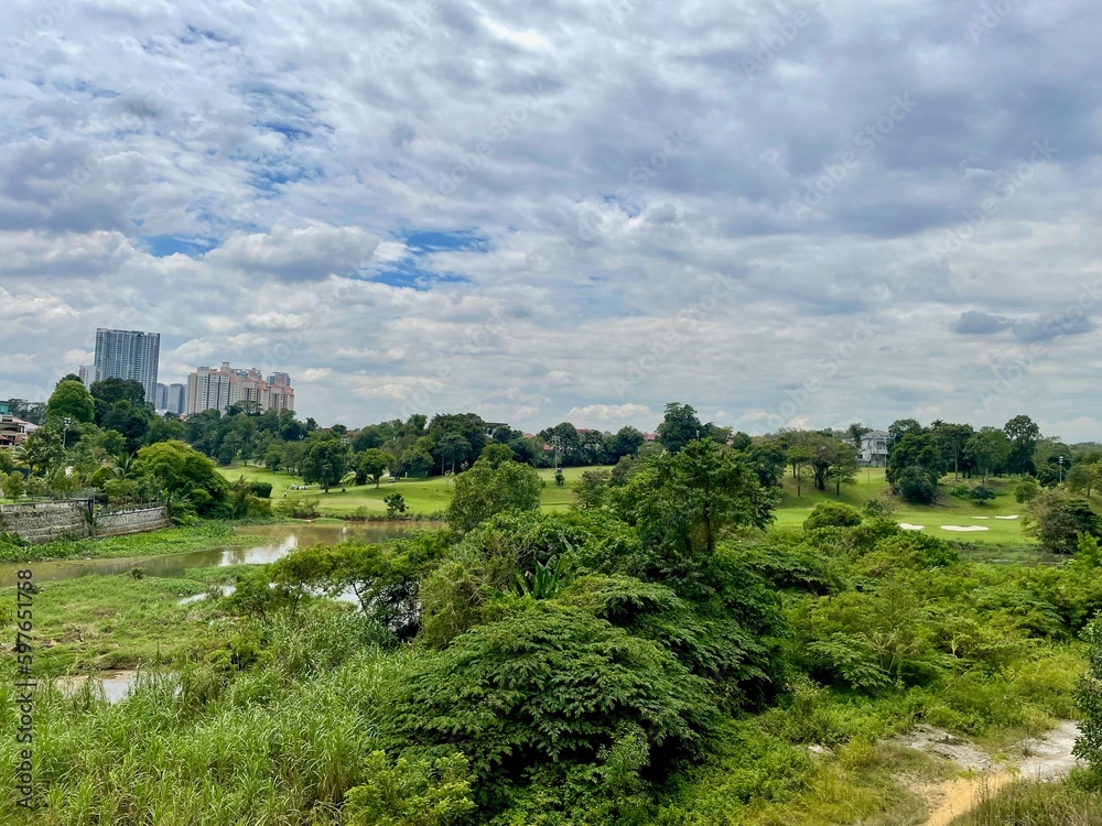 マレーシアのペタリンジャヤのゴルフ場を見る
