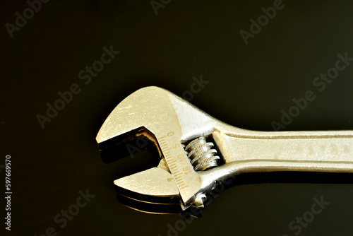 Locksmith wrench with sliding jaws. Worm mechanism.