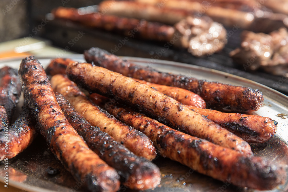 Plat de saucisses grillées au barbecue Plat de saucisses grillées au barbecue
