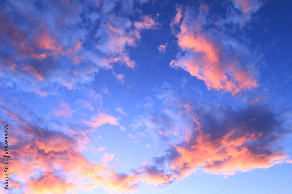 明け行く空に輝く残月と朝焼けに染まる雲 明け行く空に輝く残月と朝焼けに染まる雲
