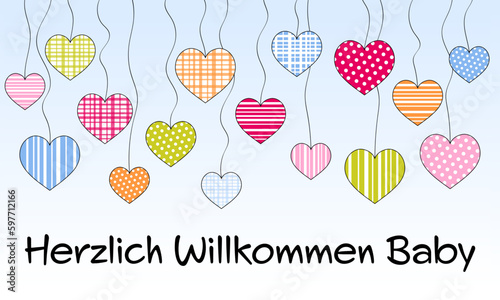 Herzlich Willkommen Baby - Schriftzug in deutscher Sprache. Grußkarte zur Geburt mit einem Himmel voller pastellfarbener Herzen.