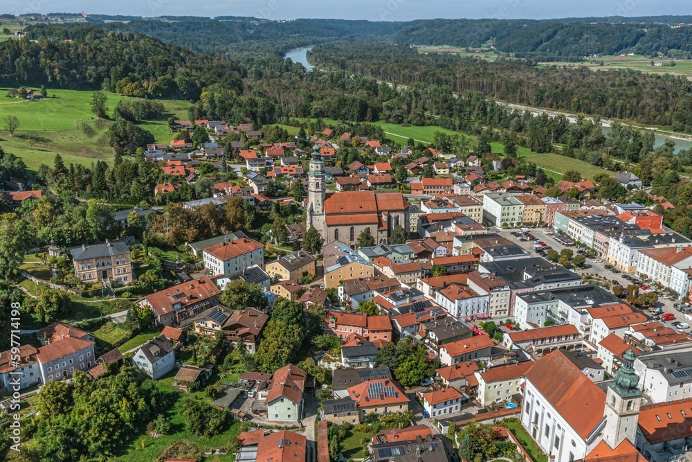 Tittmoning an der Salzach im Rupertiwinkel in Oberbayern im Luftbild