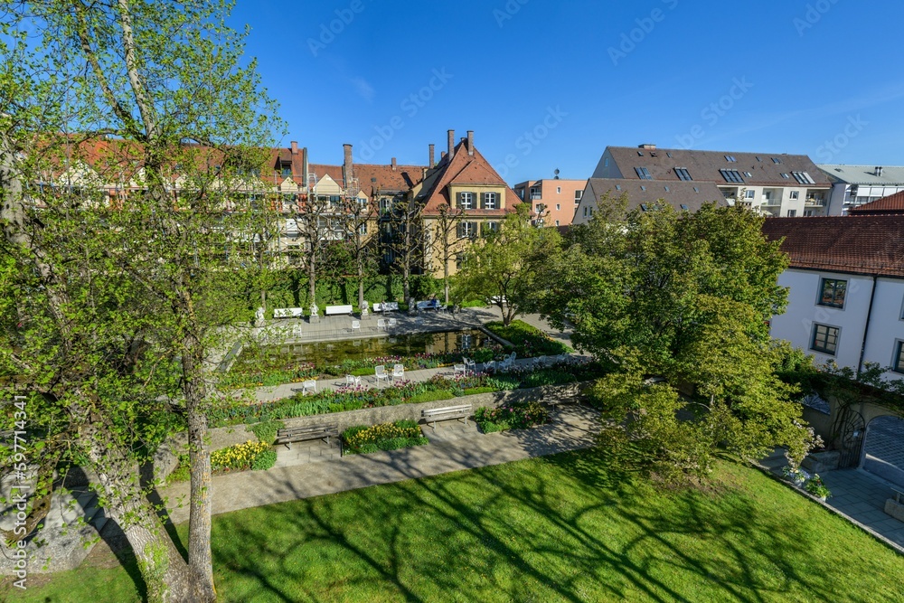 Idyllisch gelegene Parkanlage in Augsburg, der Hofgarten an einem sonnigen Morgen im Frühling
