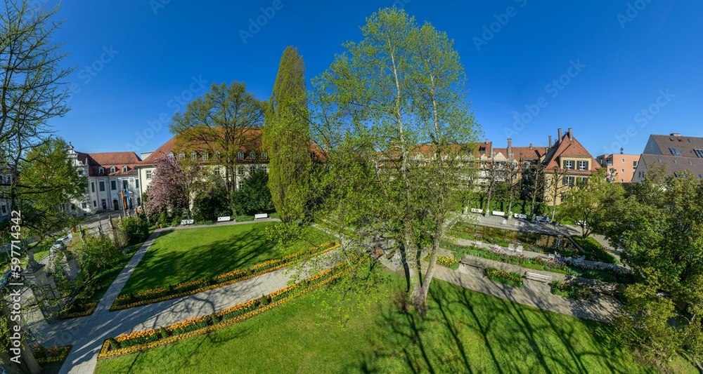 Öffentliche Parkanlage in Augsburg, der Hofgarten an einem wolkenlosen Morgen im Frühling
