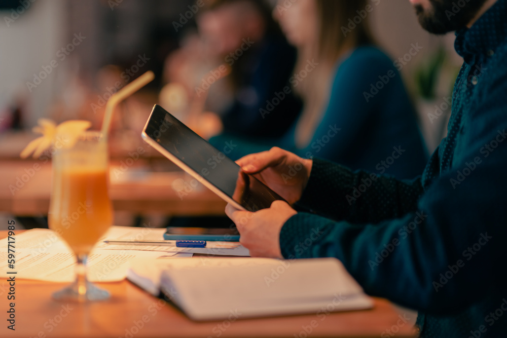 © qunica.com - Man holding a tablet