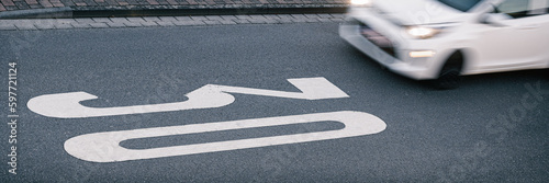 Obraz na plátně Auto fährt schnell durch Tempo 30 Zone auf Straße