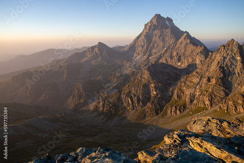 il monviso all'alba visto dalla cima della meidassa in valle po