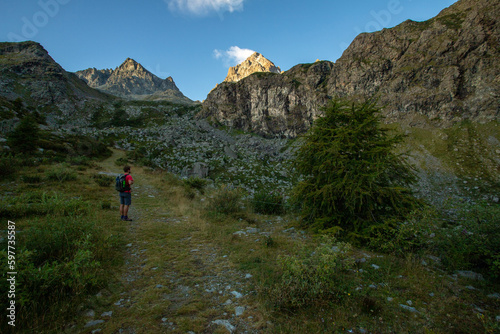 escursionista ai piedi del monviso all'alba