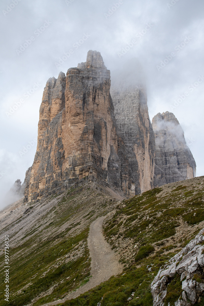 le tre cime di lavaredo emergono dalla nebbia