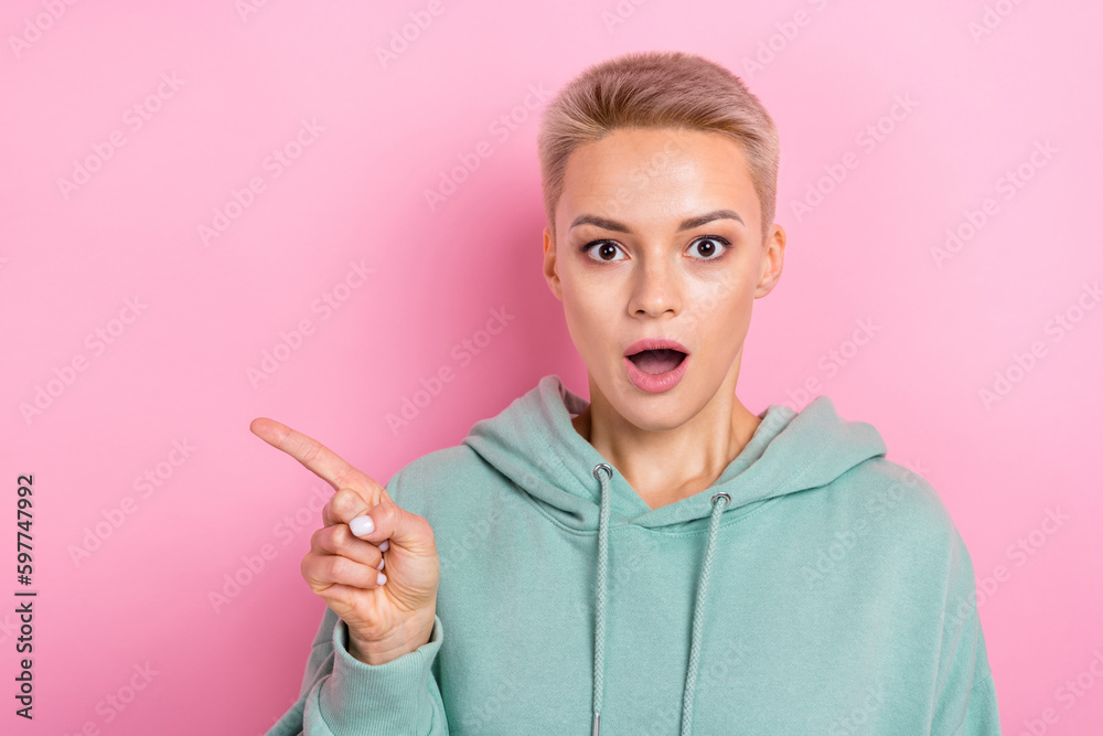 Obraz premium Photo of young girl with short blonde hair open mouth speechless indicate finger empty space new restaurant prices isolated on pink color background
