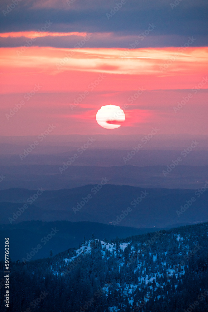Sonnenuntergang im bayerischen Wald im Winter vom Arber aus gesehen.