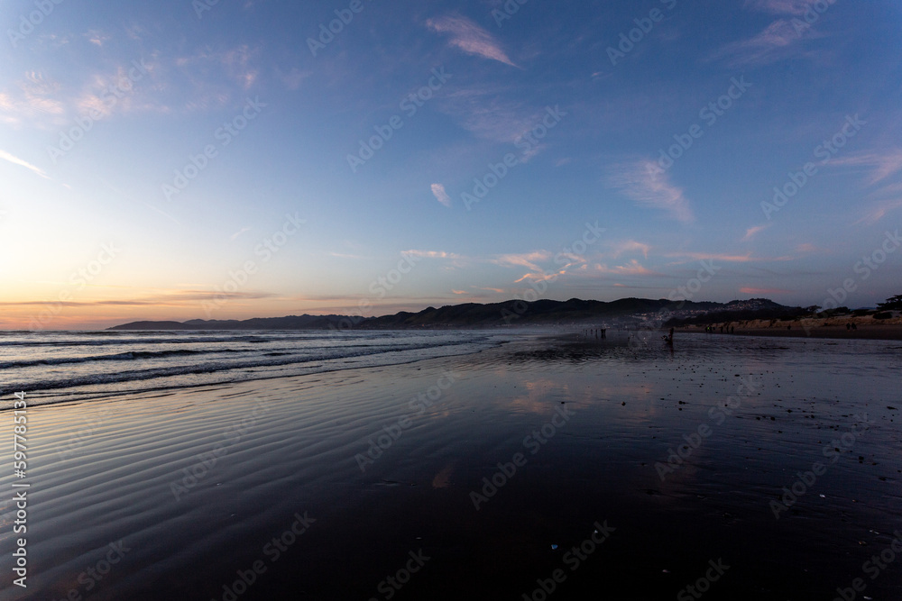Obraz premium A view on the Pacific ocean shore at sunset
