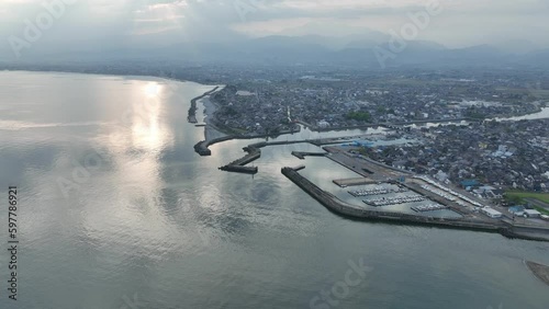 富山県の富山湾の綺麗な海　ドローン空撮