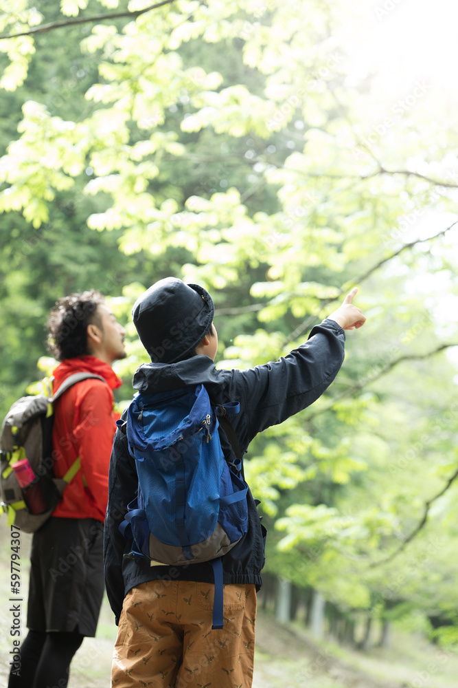 Children's leisure and outdoor image in the fresh greenery Summer vacation and parent-child outing exploration Copy space available　