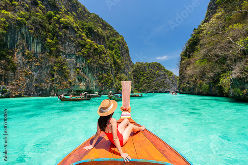 Fotografia Young woman traveler relaxing and enjoying at Pi leh Lagoon at ko Phi Phi lay is