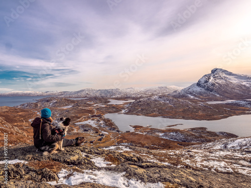 Hund und Frau genießen Ausblick in Norwegen © iris