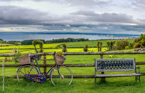 Fahrrad und Bank mit Blick auf Ayr in Schottland photo