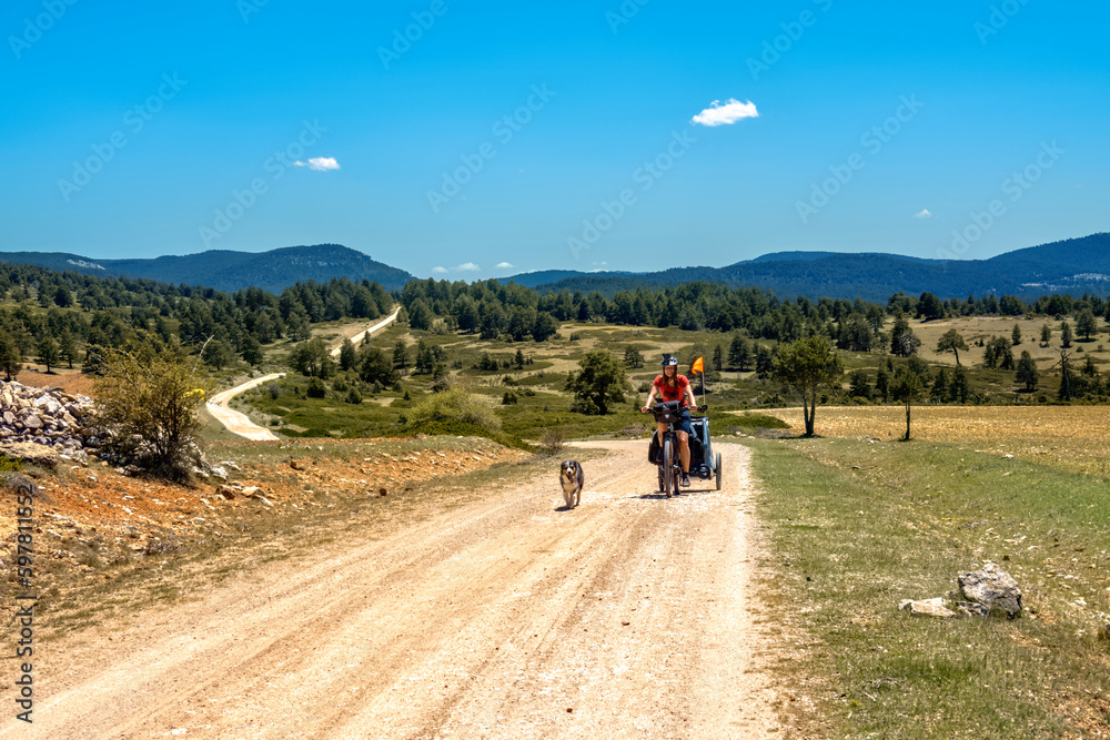 Montanas Vacias mit Fahrrad und Hund