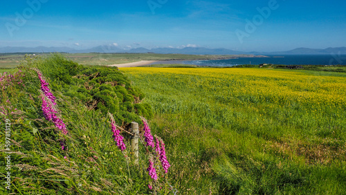 Blick auf Snowden Nationalpark vom Anglesey Wales
